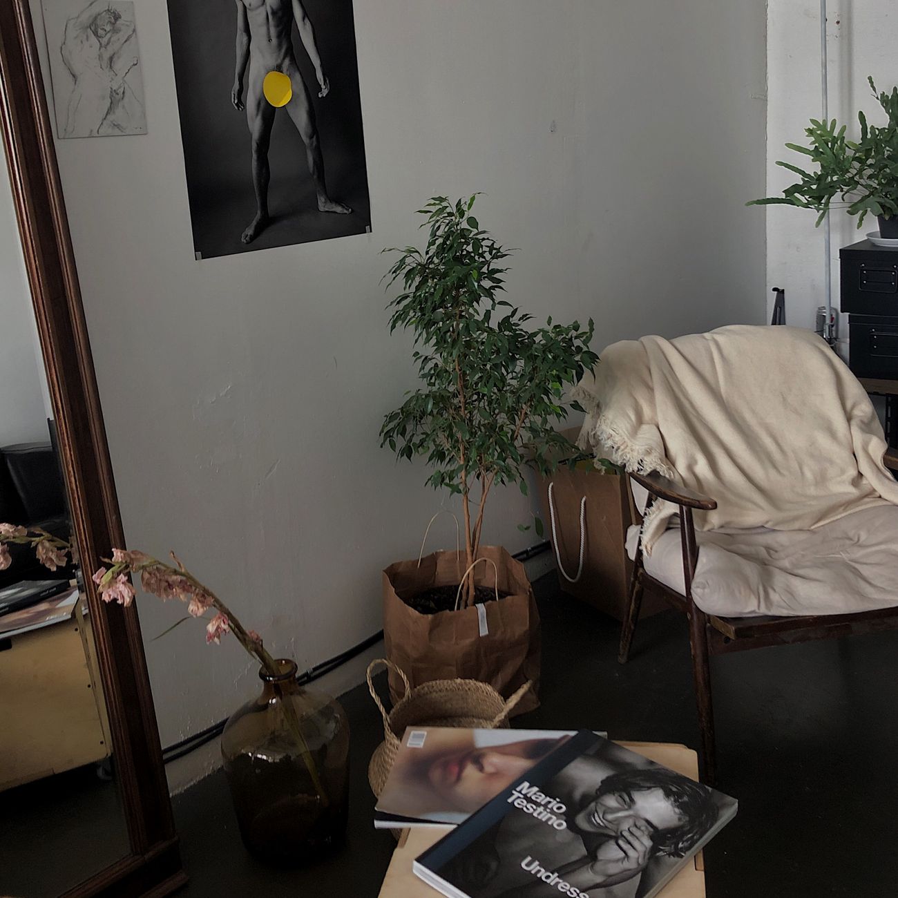 Tegnestue med arbejdsborde og modeller
